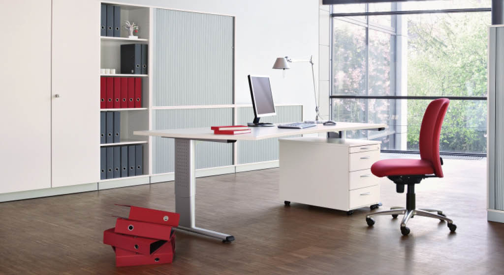 srb_startseite-vorher-nachher-1 Modernes Büro mit Büromöbeln, einem roten Stuhl, Computer, Schränken und roten Aktenordnern auf dem Boden.